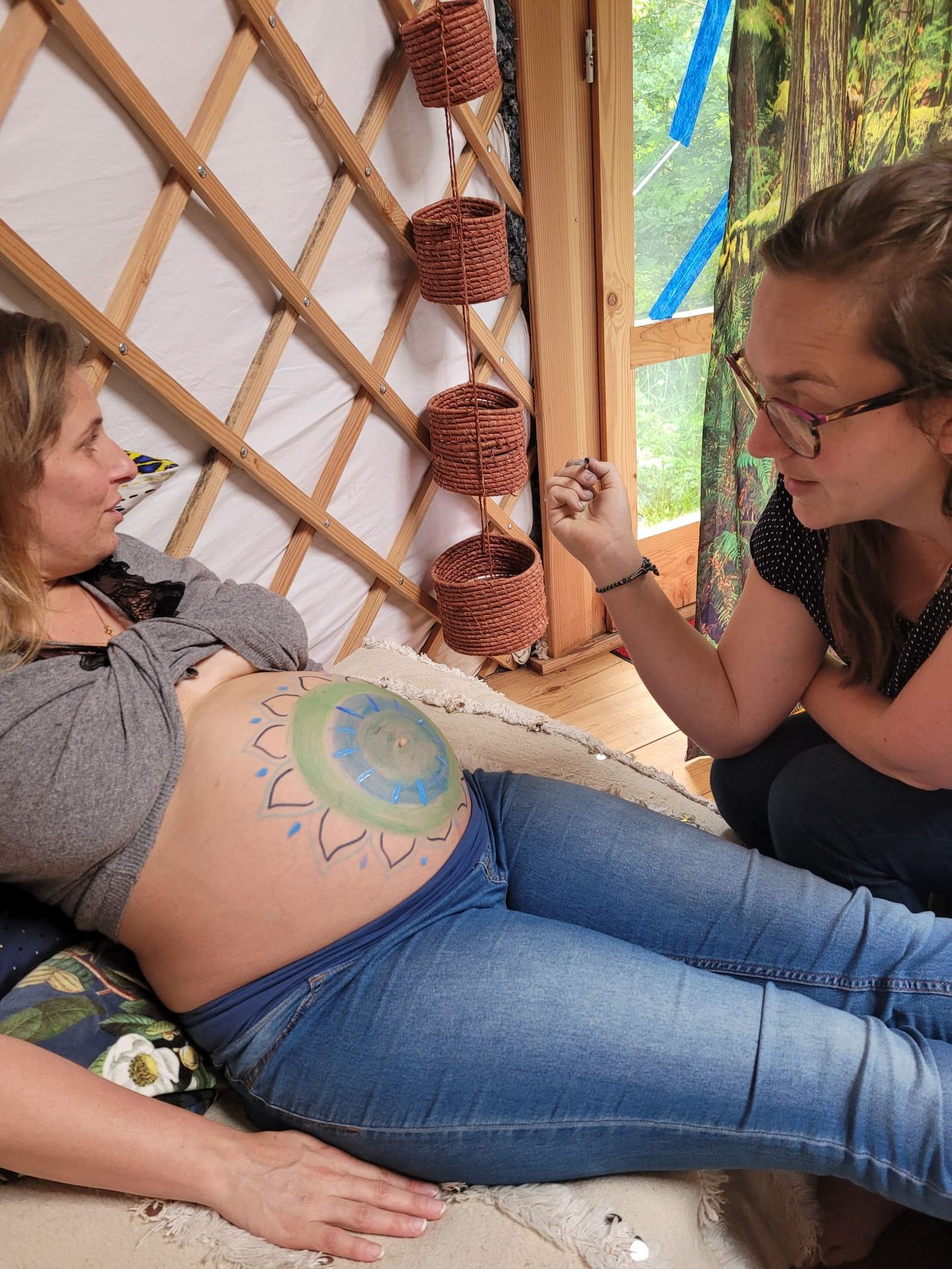 Belly painting dans la yourte, lieu d'accueil des séances