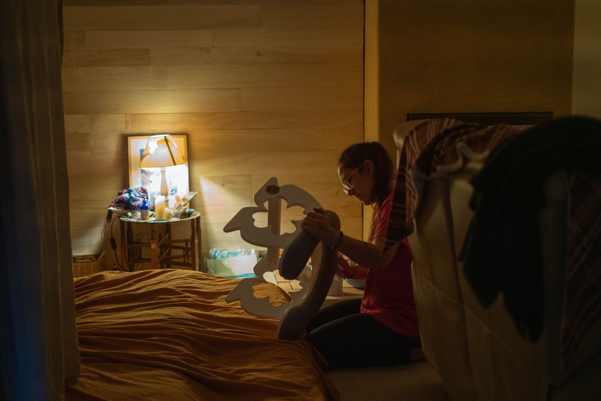 Hannah Stiegler prépare le matériel dans la chambre avant une naissance à domicile