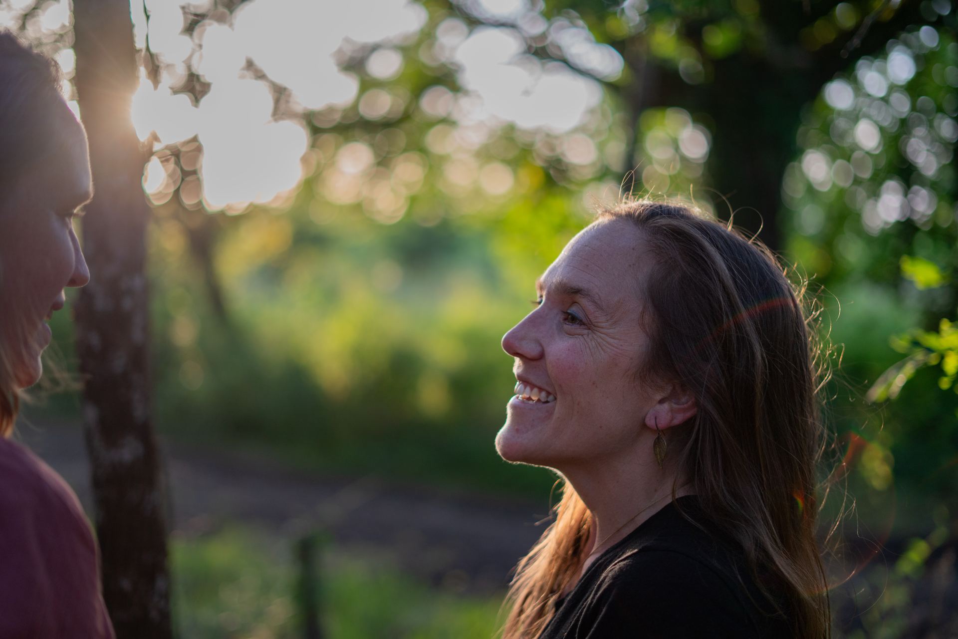 Hannah Stiegler souriante, en échange dans la lumière du soir