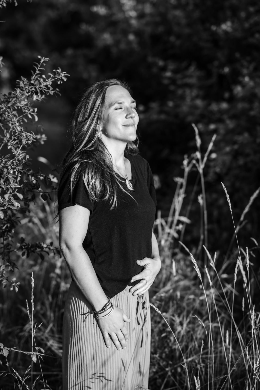 Portrait d'Hannah Stiegler en lumière naturelle dans la nature
