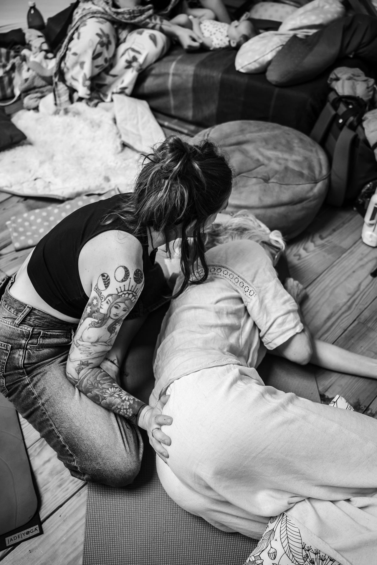 Hannah Stiegler soutient une femme penchée en avant, photo en noir et blanc