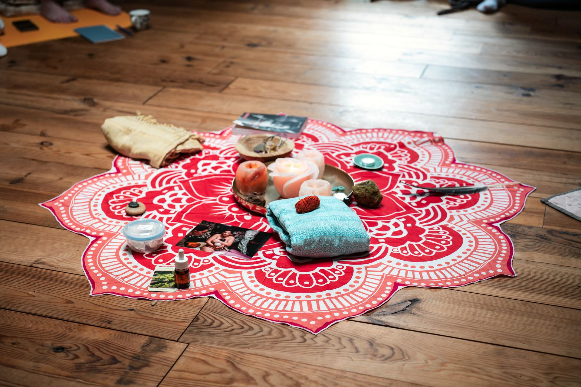 Rituel périnatal au sol : mandala, bougies, pierres et huiles