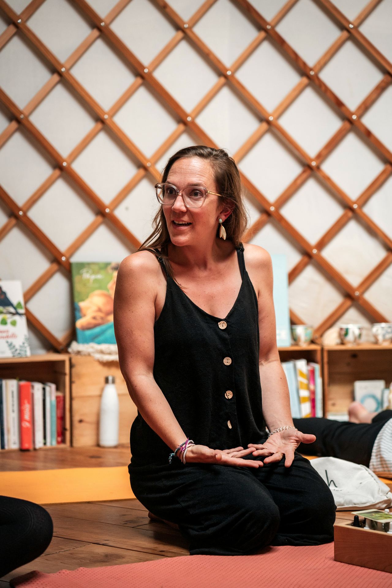 Hannah Stiegler en échange, mains ouvertes, lors d'une séance dans la yourte