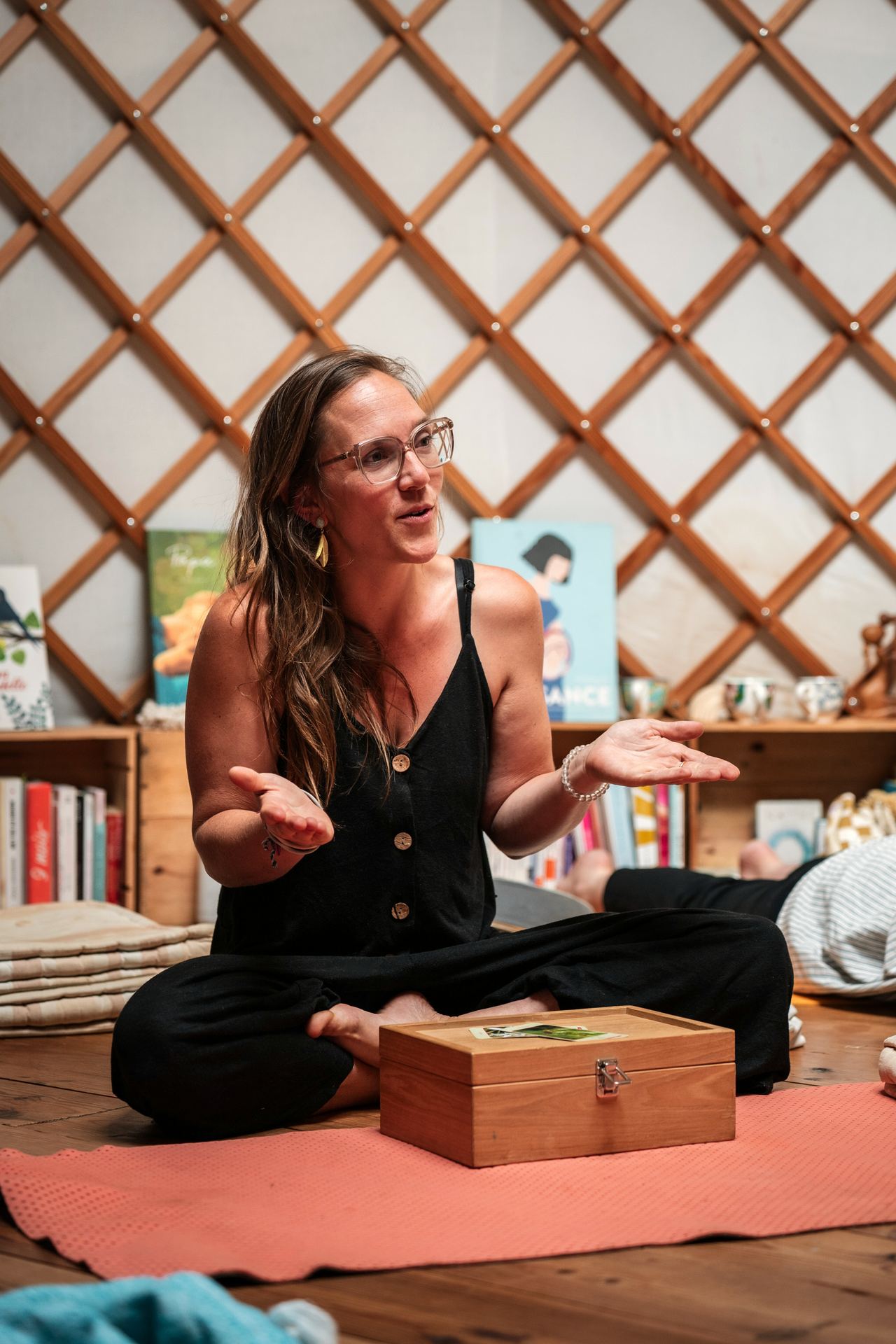 Hannah Stiegler en pleine séance de Fleurs de Bach, le coffret d'élixirs devant elle